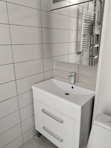 Выполнена установка нового крана в ванной комнате. Подключены водопроводные трубы, проверена герметичность соединений, обеспечена надежная фиксация на раковине.