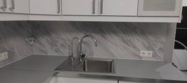 Потолок аккуратно покрыт панелями, создающими ровную, стильную поверхность. Завершены все монтажные работы, обеспечена надежная фиксация и эстетичный вид.