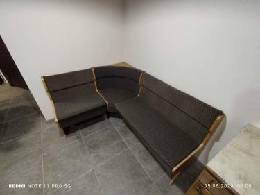 Обновлена обивка углового дивана, использована новая ткань, заменена набивка. Каркас очищен, конструкция укреплена, швы аккуратно прошиты, внешний вид освежен, комфорт улучшен.