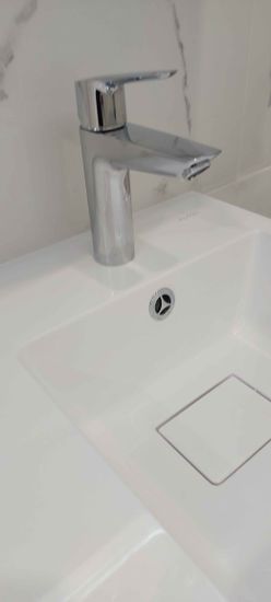 Установлена новая раковина с современным смесителем, подключены водопроводные трубы, герметично зафиксированы стыки, проверена работоспособность системы, обеспечена надежная эксплуатация.