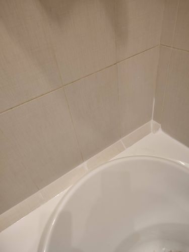 Обновлены соединения между стеной и ванной, применен свежий герметик для предотвращения протечек, обеспечено надежное прилегание, улучшена защита от влаги, завершена обработка швов.