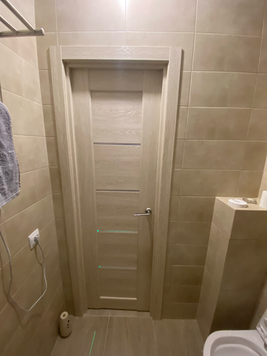 Выполнена установка складной двери: закреплены направляющие, установлены панели, проверена плавность открывания и закрывания, отрегулированы механизмы, обеспечена надежная фиксация конструкции.