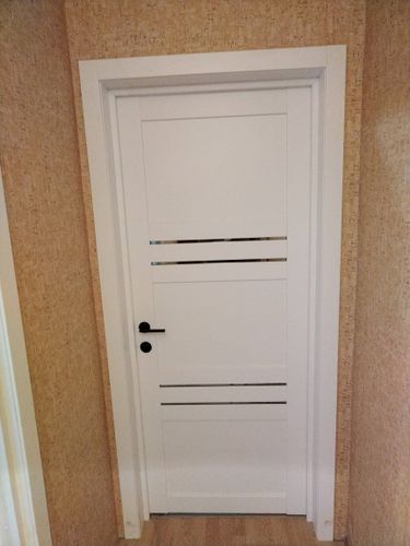 Установлена складная конструкция, закреплена направляющая, створки соединены, обеспечена плавность движения, выполнена регулировка, проверена надежность креплений, завершена отделка проема.