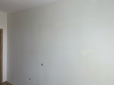 Поверхность выровнена, устранены неровности, нанесен финишный слой. Гладкая основа подготовлена для дальнейшего декорирования.