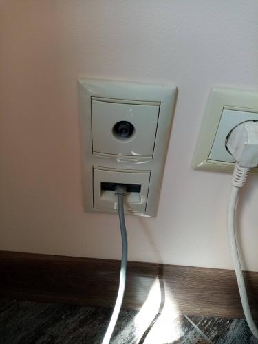 Установлено оборудование для безопасности: подключены датчики, проложены кабели, настроены системы оповещения. Завершена интеграция с сетью, проверена функциональность.