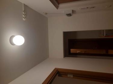 Установлен потолочный светильник: подключены провода, закреплено основание, проверена работоспособность, обеспечена надежная фиксация. Свет равномерно освещает пространство.