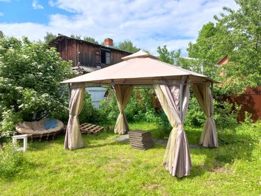 Установлен шатер на участке, закреплены шторы, подготовлено место для отдыха. Обновлена зона с мебелью, добавлены элементы декора. Завершено благоустройство территории.