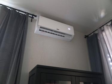 Проведена замена компрессора, установлены новые детали, проверена герметичность системы, протестирована работа устройства, восстановлена функциональность охлаждения.