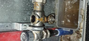 Установлен распределительный узел для трубопроводной системы. Подключены все необходимые элементы, обеспечена герметичность соединений, проверена функциональность конструкции.