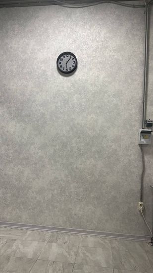 Установлен декоративный элемент вдоль стыка стены и потолка, обеспечивая аккуратный переход и завершенность интерьера. Плинтус прочно закреплен, создавая гармоничный вид помещения.