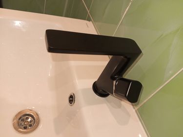 Заменены внутренние элементы крана, обеспечивающие герметичность и плавное управление потоком воды. Установлены новые детали для надежной работы и предотвращения протечек.