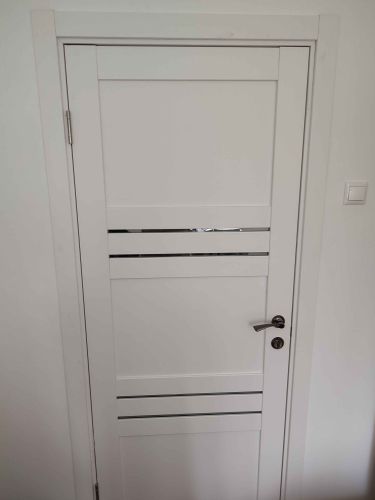 Установлены новые доборы на входную конструкцию, обеспечивающие завершённый вид и дополнительную изоляцию. Все элементы подогнаны точно, образуя аккуратный и эстетичный результат.