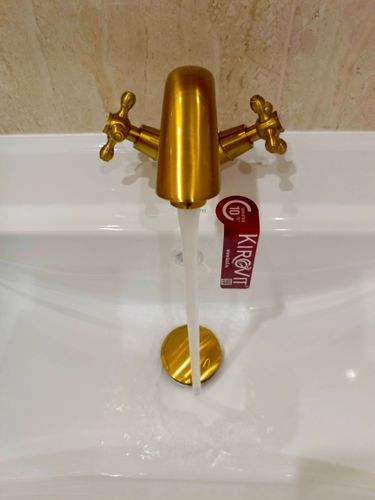 Установлено новое оборудование в ванной комнате. Проведена замена старого устройства на современное, стильное изделие золотистого оттенка. Проверена герметичность, функционирование.