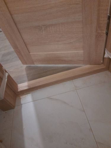 Установлен запорный механизм в деревянную створку. Выполнено точное сверление, сделаны вырезы для корпуса и лицевой планки. Закреплены элементы, обеспечивающие плавное функционирование.