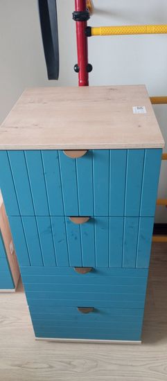 Собран новый комод: установлены ящики, закреплены боковые панели, прикреплена верхняя крышка, проверена устойчивость, выровнены все элементы, обеспечена функциональность.