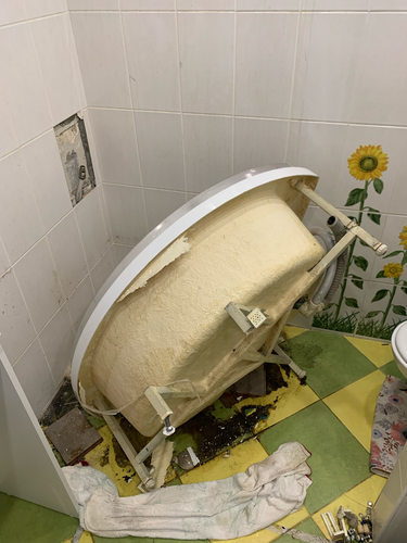 Удалена душевая конструкция, разобраны панели, отсоединены коммуникации, освобождена площадь. Очищены остатки герметика, подготовлены поверхности для дальнейших работ.