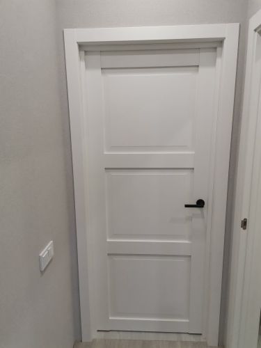 Установлен новый замок в белую дверь. Аккуратно вырезано отверстие, закреплён механизм, ручка на месте. Всё функционирует исправно, внешний вид сохранён, работа завершена.