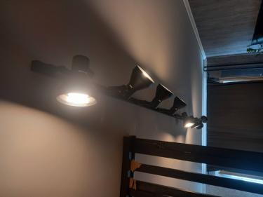 Установлены современные светильники на потолочную направляющую. Проведено подключение к электросети, обеспечено равномерное освещение пространства, проверена работоспособность всех элементов.