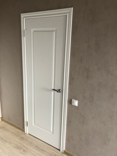 Установлен запорный механизм в полотно, выполнены отверстия для ручки и защелки, закреплены детали, проверена работоспособность, обеспечена плавность закрытия.