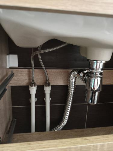 Сборка и навеска зеркального шкафа в ванной комнате