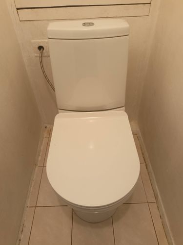 Установлен новый напольный унитаз, подключен к водопроводу, отрегулирован сливной механизм, проверена герметичность соединений, проведена очистка прилегающей области, устранены протечки.