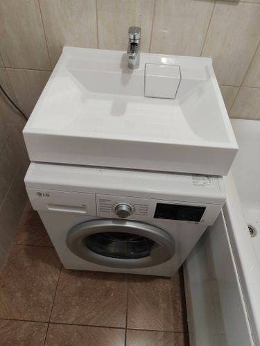 Установлен новый кран на раковину, подключены водопроводные трубы, проверена герметичность соединений, обеспечена функциональность и эстетичность. Работа завершена аккуратно и качественно.