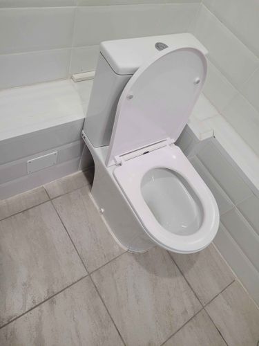 Установлено новое сантехническое оборудование, подключены коммуникации, герметично зафиксировано на полу, проверена работоспособность, обеспечена надежная эксплуатация, выполнена чистовая отделка.