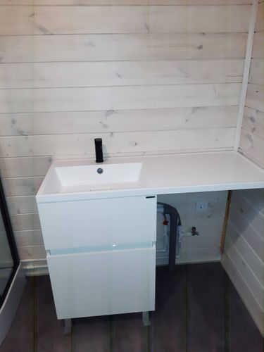 Установлен новый кран на раковину, подключены трубы, проверена герметичность соединений, обеспечена функциональность водоснабжения. Работы завершены, сантехника готова к использованию.