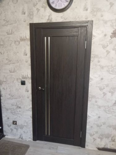 Установлена деревянная створка, закреплены петли, врезана ручка, отрегулирована коробка, выполнена подгонка по уровню, обеспечена плотная посадка, завершена отделка наличниками.