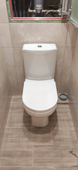 Установлен новый бачок, подключены коммуникации, проверена герметичность соединений, выполнена регулировка механизма слива, проведена проверка работоспособности системы.