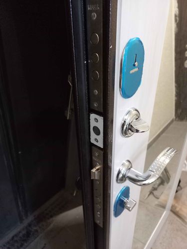 Установлена новая дверь с замком и ручкой. Проведены работы по монтажу, регулировке и проверке механизма. Обеспечена надежная фиксация и плавное открытие.