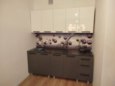 Установлены шкафы, смонтирована столешница, закреплены фасады, подключена мойка, выполнен монтаж фартука. Все элементы выровнены и надежно зафиксированы, обеспечивая функциональность и эстетику.