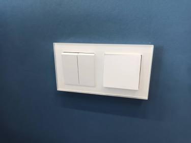 Установлено новое устройство на стене, заменив старое. Провода подключены, проверена функциональность. Обновленный элемент гармонично вписался в интерьер, обеспечивая надежное управление освещением.