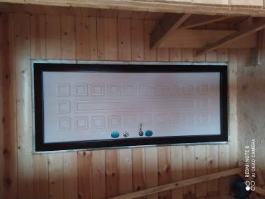 Установлена металлическая дверь в деревянной раме, выполнена регулировка петель, проверена работоспособность замков, зазоры устранены, конструкция надежно закреплена в проеме.