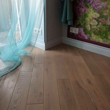 Установлены новые плинтусы по периметру комнаты, обеспечивая аккуратное примыкание к стенам и полу. Завершена отделка, создавая гармоничный и завершённый вид интерьера.