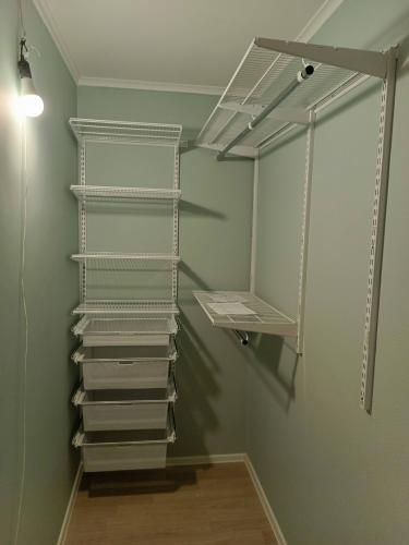 Установлены металлические полки и корзины на стенах, закреплены крепежи для надежности. Все элементы выровнены и зафиксированы, обеспечивая функциональность и устойчивость конструкции.