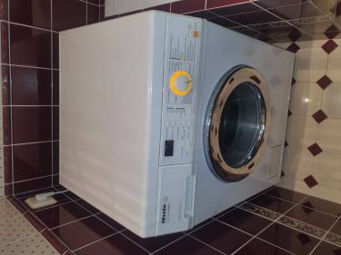 Изображение демонстрирует завершённую работу по установке новых амортизаторов в стиральную машину, обеспечивающих стабильную и тихую работу устройства.