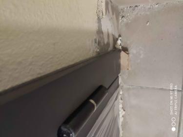 Установлена металлическая дверь: закреплена в проеме, зазоры заполнены монтажной пеной, откосы выровнены, фурнитура установлена, поверхность очищена от строительной пыли.