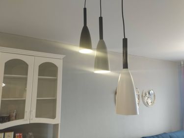 Установлены новые светильники, подключены провода, проверена работоспособность, закреплены крепления на потолке, обеспечена безопасность конструкции, завершена настройка освещения.