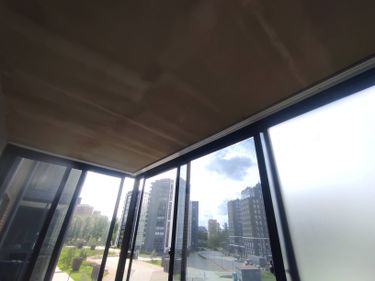 Закреплен потолочный карниз на лоджии, обеспечивая надежную фиксацию для штор. Установка выполнена аккуратно, с учетом ровности и прочности креплений.