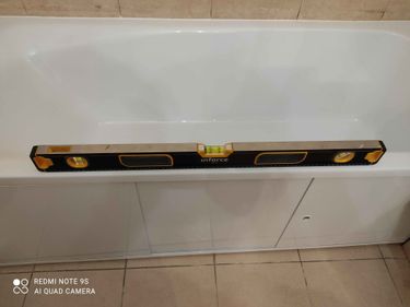 Установлена новая угловая ванна, выровнена по уровню, подключены коммуникации, герметизация швов, проверена устойчивость, выполнена отделка панелями, обеспечена функциональность и эстетика.