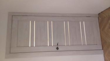 Установлена складная конструкция, закреплены направляющие, вставлены панели, проверена плавность движения, отрегулированы петли, зафиксированы ручки, обеспечена функциональность.