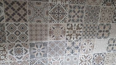 Изготовлены точные вырезы для установки, выполнена обработка кромок, произведена подгонка по размерам, обеспечена гладкость поверхности, завершена установка.