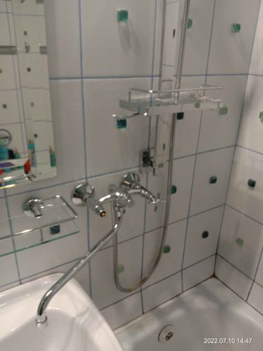 Установлен новый кран в ванной комнате, подключены трубы, проверена герметичность соединений, заменены уплотнители, отрегулирован напор воды, выполнена проверка на протечки.