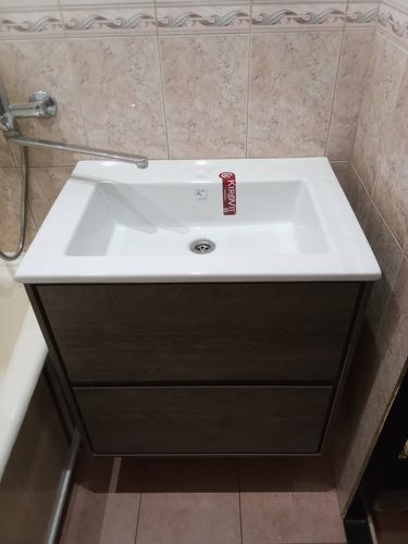 Установлена новая раковина, подключены водопроводные трубы и слив, проверена герметичность соединений, закреплена тумба, отрегулированы дверцы, проведена финальная проверка на утечки.