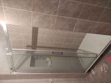 Изображение демонстрирует завершенный демонтаж старого дверного звонка, оставив чистую поверхность без следов креплений и проводов.