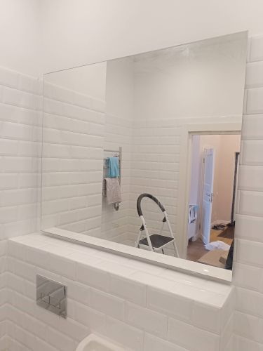 Зеркальный шкаф надежно установлен на стене ванной комнаты. Все крепления закреплены, поверхность ровная, без зазоров. Работа выполнена аккуратно, гармонично вписывается в интерьер.