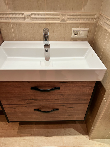 Установлена раковина с подключением смесителя и сливной системы. Проведены работы по герметизации швов, обеспечена надежная фиксация. Подключены коммуникации, проверена функциональность.