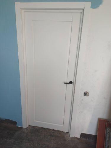 Установлена новая деревянная створка, закреплена в проеме, добавлены петли, врезана ручка, отрегулированы замки, выполнена отделка наличниками, проверена плавность хода.