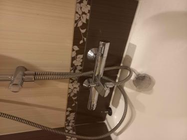 Изображение демонстрирует завершение работы по удалению старого крана. Все элементы аккуратно сняты, оставлены чистые поверхности для установки нового оборудования.